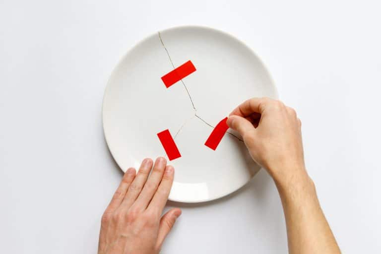 assiettes fêlée réparer étape ruban adhésif
