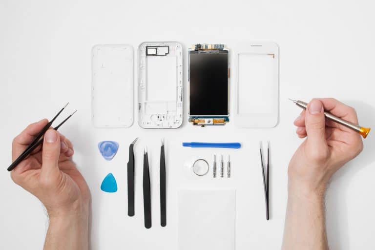 outils réparer téléphone indispensables
