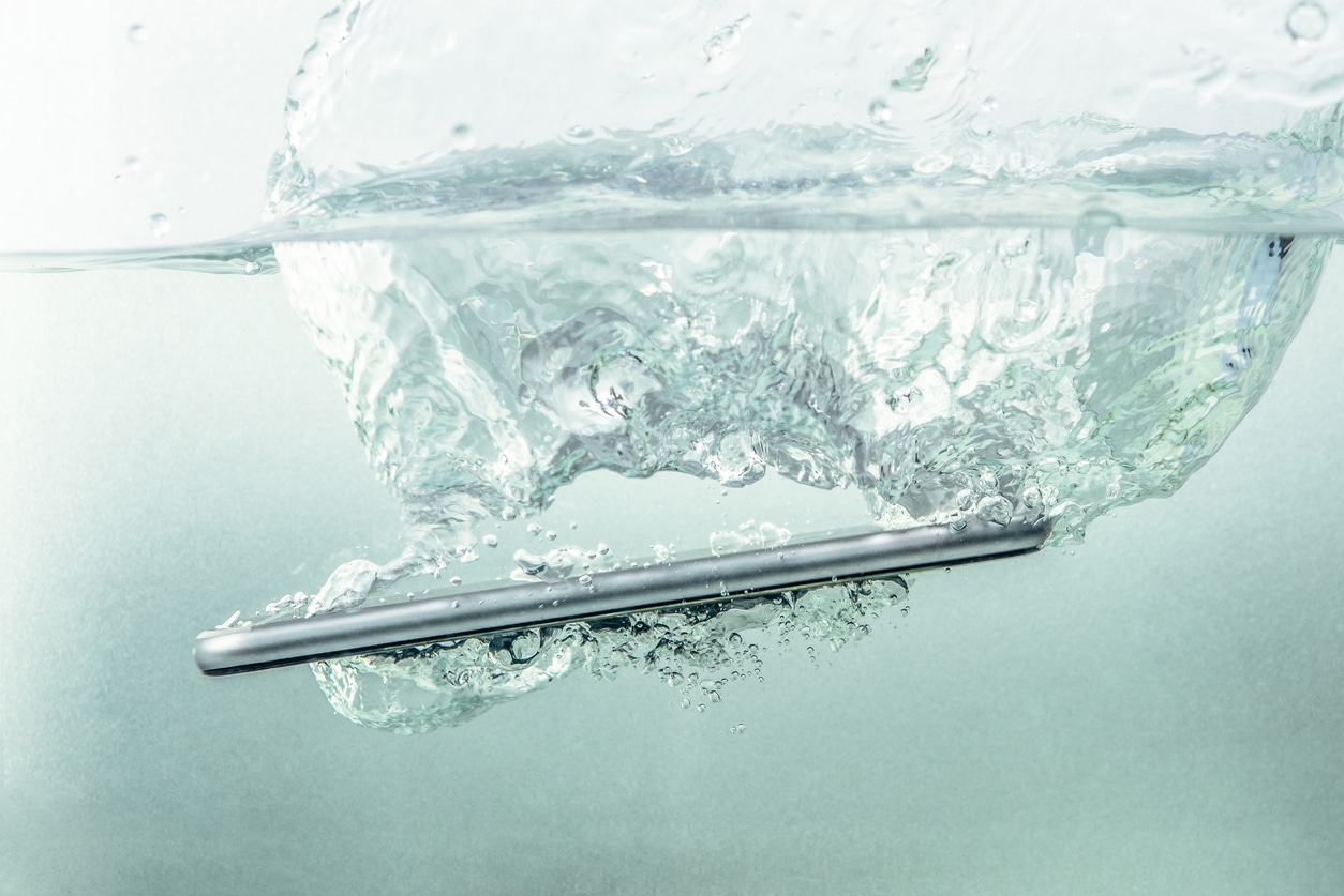 sauver téléphone eau astuces