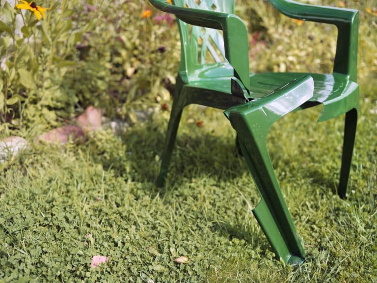 chaise cassé plastique