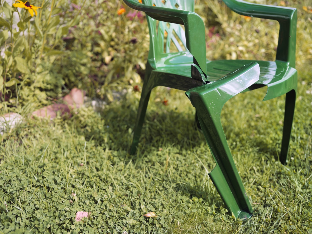 chaise cassé plastique