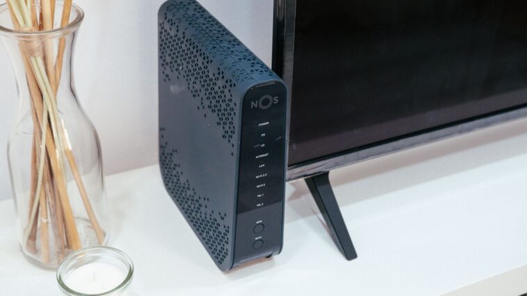 Branchez un câble sur votre Livebox et regardez la petite lumière : c'est le test que les techniciens font en premier