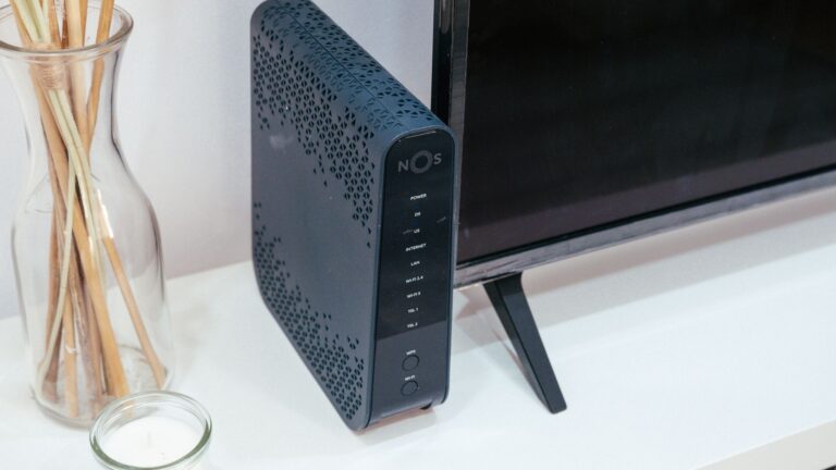 Branchez un câble sur votre Livebox et regardez la petite lumière : c'est le test que les techniciens font en premier