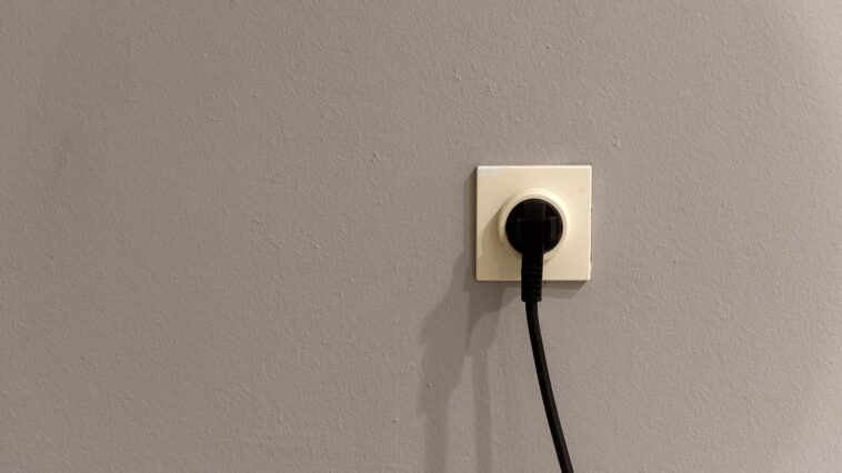 C'est fini pour la vieille prise en T du couloir : en 2026, deux appareils branchés dessus cessent de répondre sans prévenir