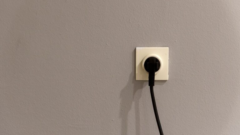 C'est fini pour la vieille prise en T du couloir : en 2026, deux appareils branchés dessus cessent de répondre sans prévenir