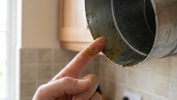 Décrochez la bouche de VMC de votre cuisine et passez un doigt derrière : c'est le test que les techniciens font en premier