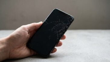 Fini l'écran de smartphone changé au prix fort : en 2026, 25 € tombent de la facture, mais pas chez n'importe quel réparateur