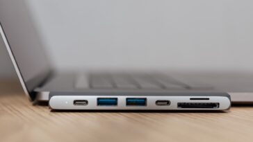 Fini le gros chargeur du PC portable dans le sac de cours : en 2026, un seul câble suffit, mais pas n'importe quel bloc