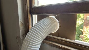 J'ai fait passer la gaine de mon climatiseur mobile par la fenêtre entrebâillée juste pour évacuer l'air chaud : au premie...
