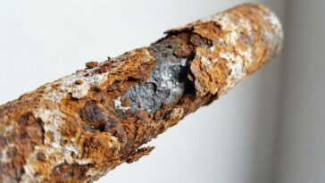 J'ai fait vidanger mon chauffe-eau au bout de huit ans juste pour le calcaire : quand le plombier a sorti la tige du haut ...