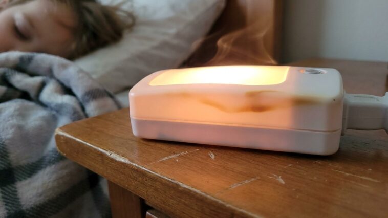 J'ai laissé la veilleuse LED de la chambre de ma fille branchée toute la nuit juste pour la rassurer : le matin où le boît...