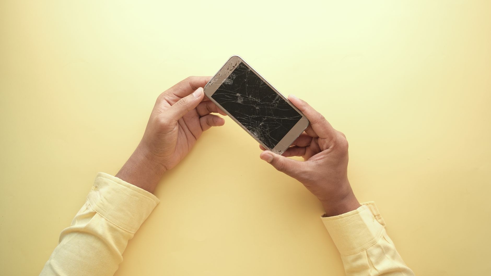 J'ai payé mon iPhone plus de 1 000 euros : le jour où il est tombé dans l'escalier, j'ai compris que trois étés de photos ...