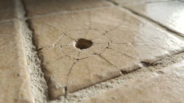 J'ai percé mon carrelage en mode percussion juste pour fixer une étagère : quand j'ai retiré le foret, il était trop tard