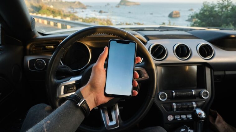 J'ai posé mon téléphone sur le tableau de bord juste pour le garder sous les yeux : en revenant à la voiture, j'ai compris...