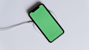 J'ai rebranché mon iPhone malgré l'alerte « liquide détecté » juste pour qu'il tienne la soirée : au réveil, il était trop...