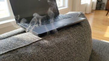 J'ai travaillé des mois avec mon PC portable posé à même le canapé juste pour être à l'aise : au premier gros fichier, j'a...