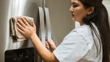 Je dégivrais mon frigo tous les mois depuis deux ans : un réparateur m'a montré que je ne touchais pas du tout la bonne pièce