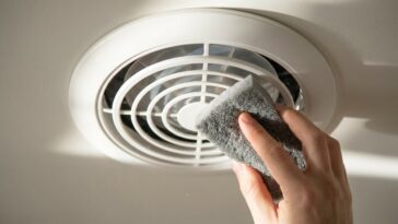 Je nettoyais la grille de ma VMC à l'éponge depuis des années : un plombier m'a montré que je ne démontais pas du tout la ...