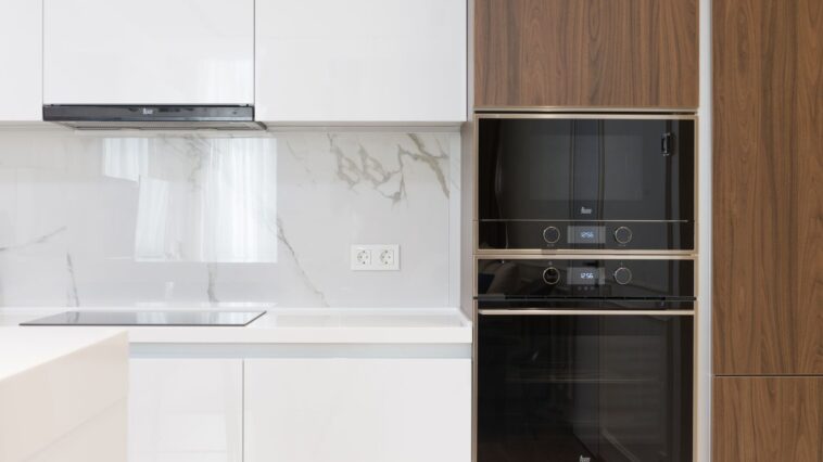Je nettoyais le plateau de mon micro-ondes chaque semaine depuis des années : un réparateur m'a montré que je ne touchais ...