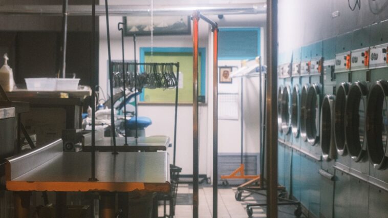 Je vidais le filtre de mon sèche-linge après chaque cycle : le jour où j'ai ouvert la trappe du bas, j'ai compris ce qui t...