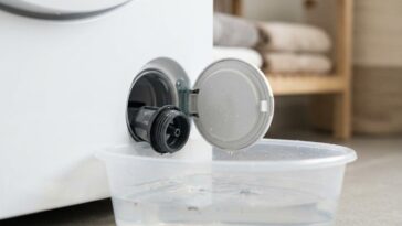 Ouvrez la petite trappe en bas de votre lave-linge et penchez un récipient : c'est le test que les réparateurs font en pre...