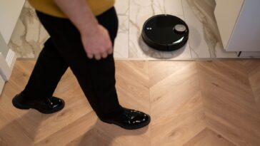 Passez un doigt sur le dessous de votre aspirateur robot et regardez la lumière : c'est le test que les réparateurs font e...