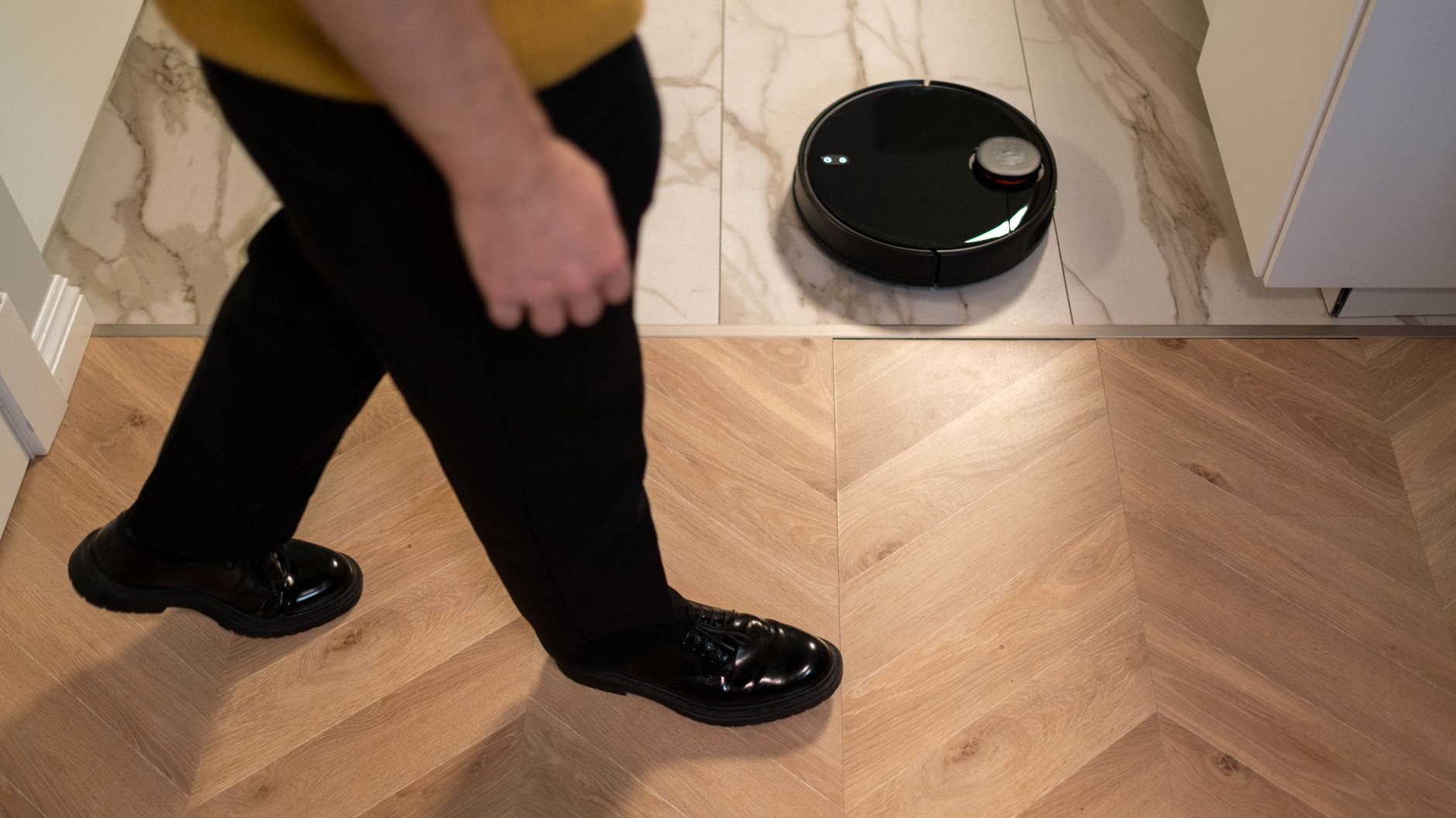 Passez un doigt sur le dessous de votre aspirateur robot et regardez la lumière : c'est le test que les réparateurs font e...