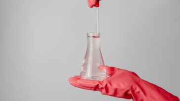 Videz le réservoir de votre fer à vapeur dans un verre transparent et regardez : c'est le test que les réparateurs font en...