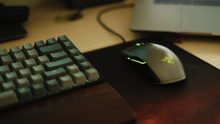 Ma souris double-cliquait toute seule depuis des mois : le jour où j'ai dévissé la coque, j'ai compris ce qui s'était dépo...